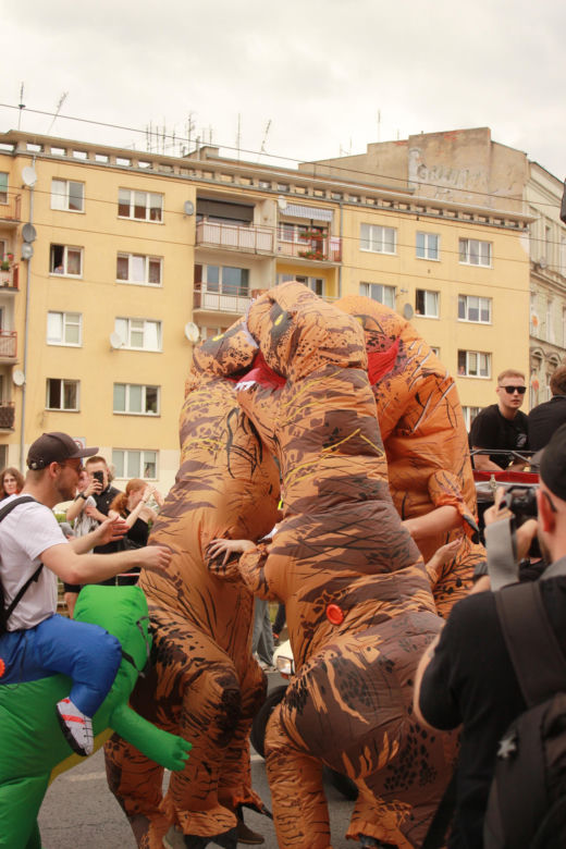Studenci opanowali Wrocław. Pochód juwenaliowy przeszedł ulicami miasta. Było śpiewająco! [ZDJĘCIA]