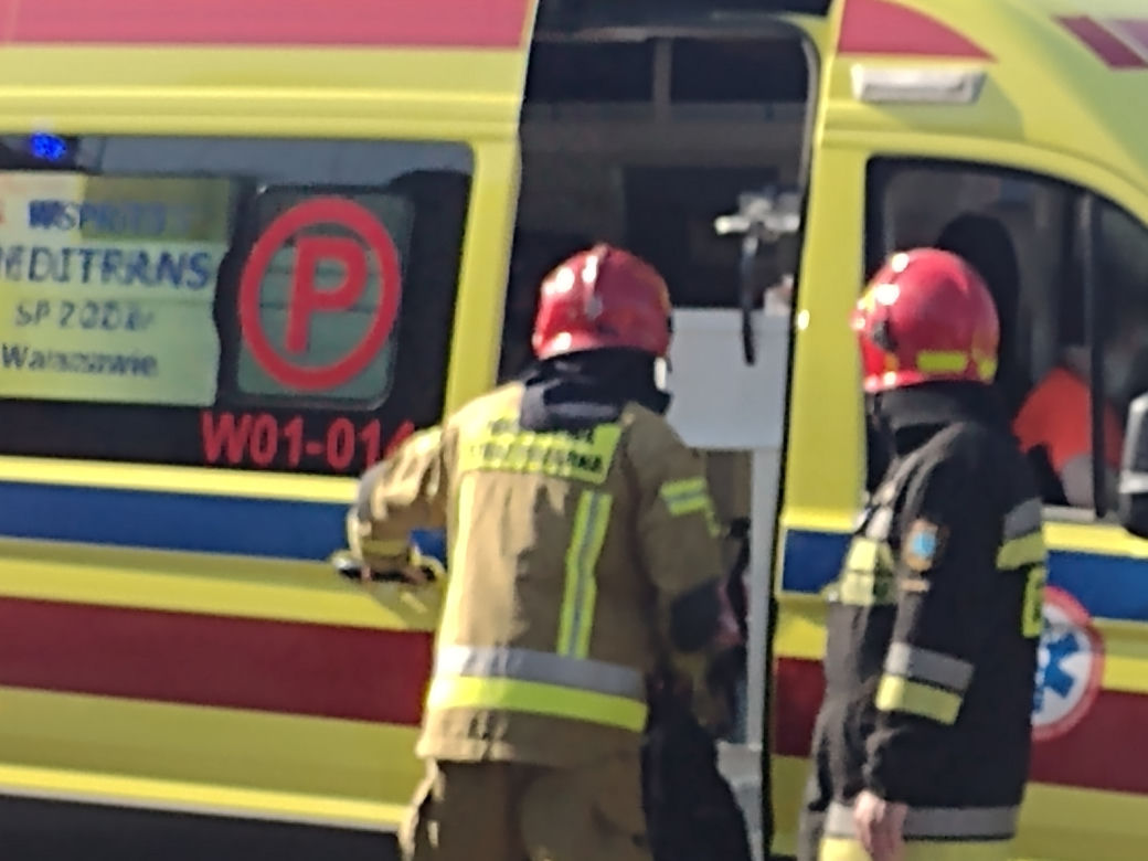 Auto zawisło na barierkach. Groźny wypadek na trasie Siekierkowskiej