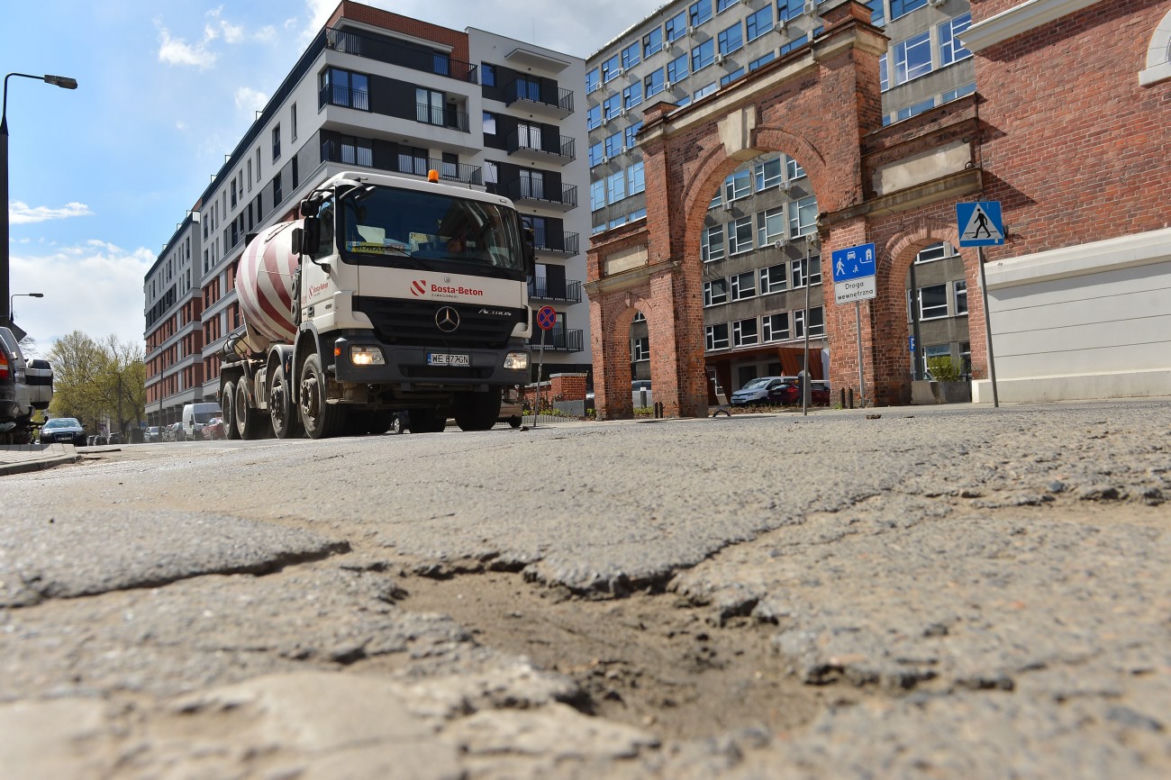 Wstyd! Takie dziurawe ulice w centrum Warszawy