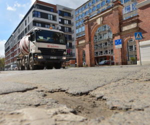Wstyd! Takie dziurawe ulice w centrum Warszawy