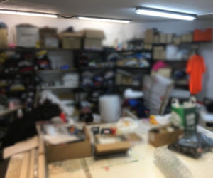 Olsztyn. Podrabiał odzież znanych marek. Został zatrzymany [ZDJĘCIA]