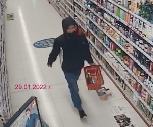 Seria kradzieży w drogerii w Dobrzejewicach koło Torunia. Rozpoznajesz sprawców?