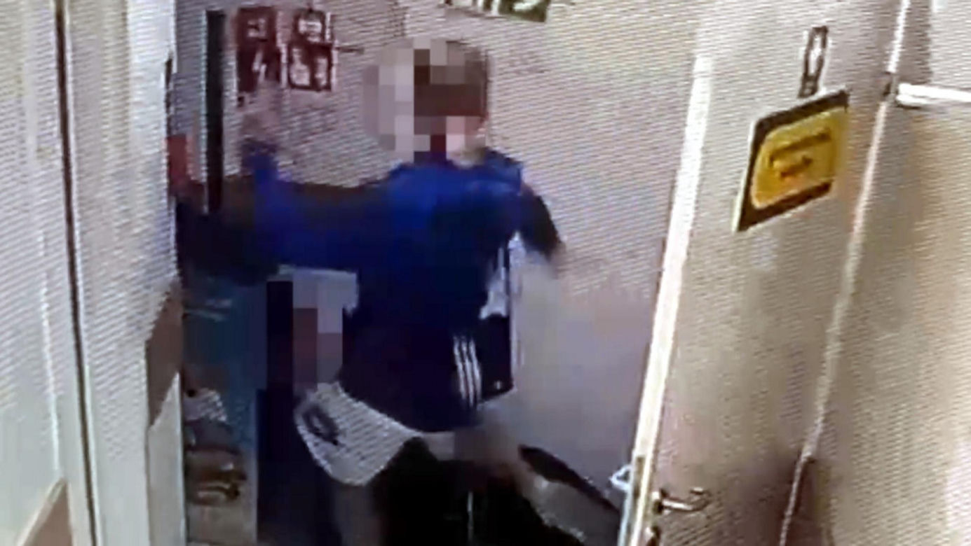 16-latek skatował ochroniarza za butelkę alkoholu! Szokujące nagranie