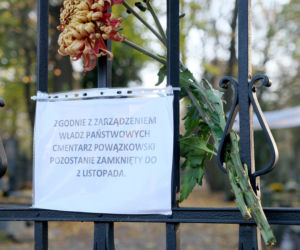 Cmentarze 1 listopada zamknięte dla niezaszczepionych. Kontrowersyjna rada eksperta. Rząd już podjął decyzję!