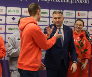 Władimir Semirunnij w czułych objęciach z dziewczyną po powrocie do Polski