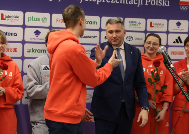 Władimir Semirunnij w czułych objęciach z dziewczyną po powrocie do Polski