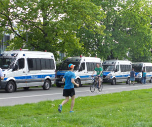 Gigantyczne siły policji zabezpieczały Marsz Równości i kontrmanifestacje w Krakowie