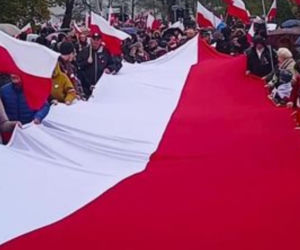 Trzy kilometry i prawie pół tony. W tym mieście przeszli z najdłuższą flagą Polski. Morze ludzi!