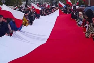 Trzy kilometry i prawie pół tony. W tym mieście przeszli z najdłuższą flagą Polski. Morze ludzi!