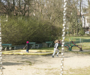 Kolejne dzielnice zamykają place zabaw