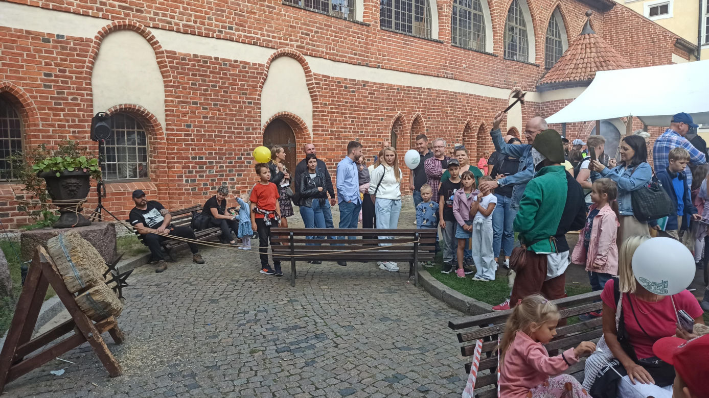 Tłumy na Starym Mieście w Olsztynie. Mieszkańcy świętowali 25-lecie samorządu Warmii i Mazur [ZDJĘCIA]