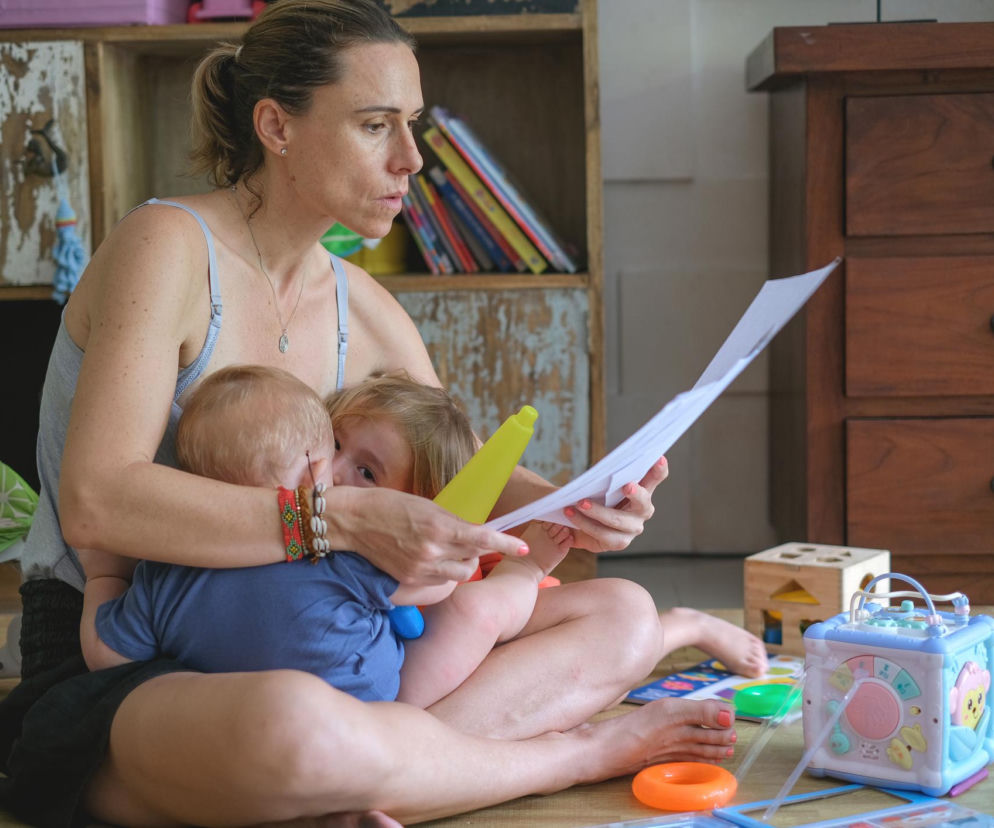 Karmisz piersią niemowlę i starszaka? Wyjaśniamy czy obawy o jakość i ilość pokarmu są słuszne 