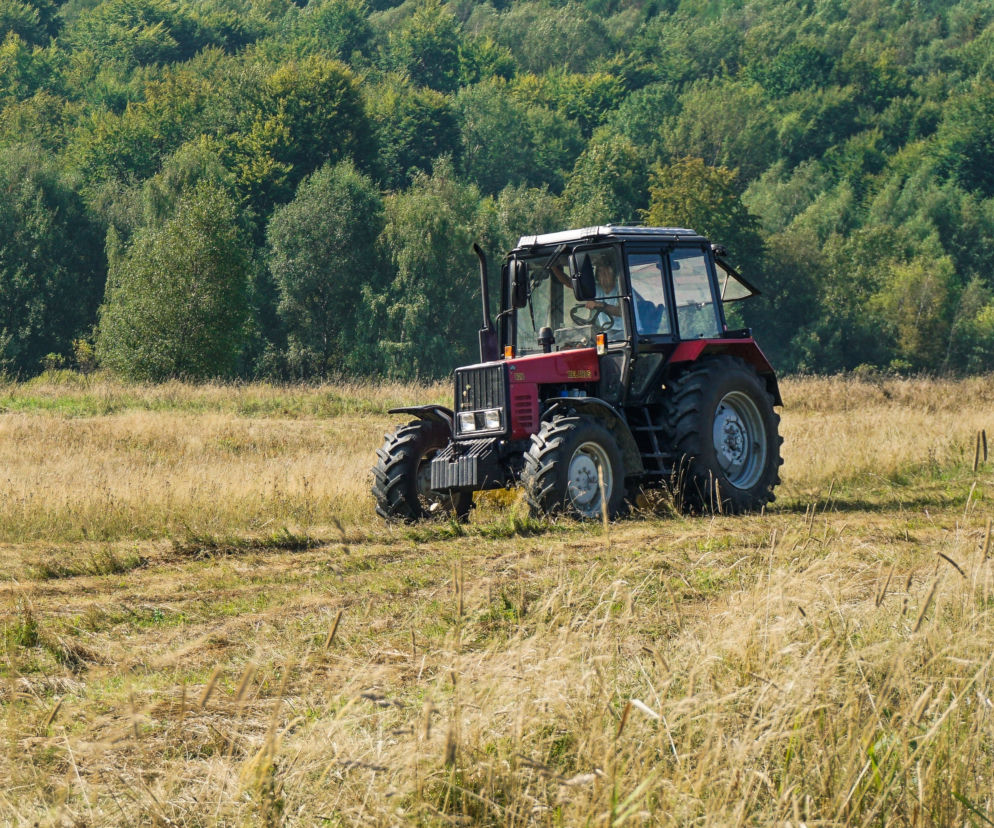 Siedliska-Bogusz: Ciągnik PRZYGNIÓTŁ rolnika. 59-latek NIE ŻYJE. Dramat na Podkarpaciu