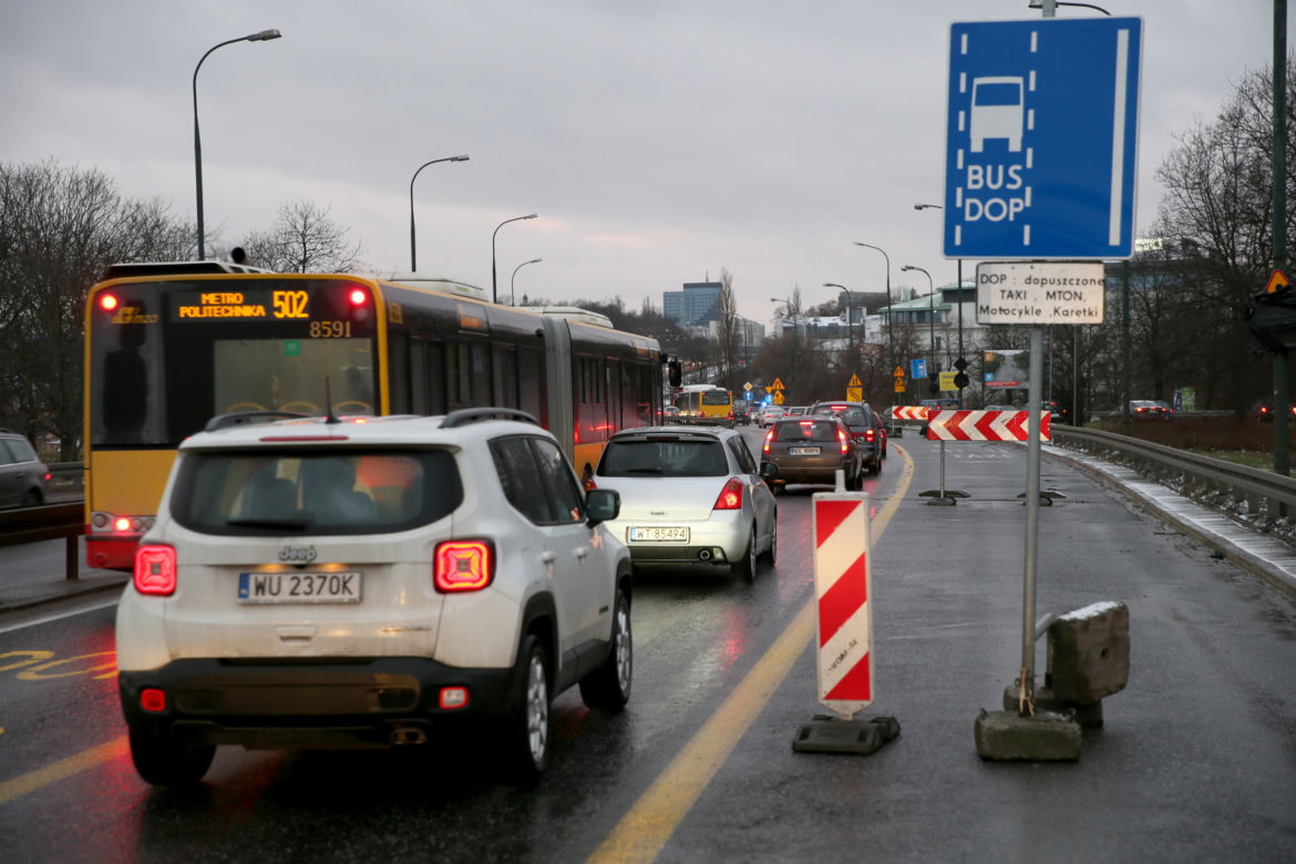 Slalom na Trasie Łazienkowskiej. Trwa remont wiaduktów