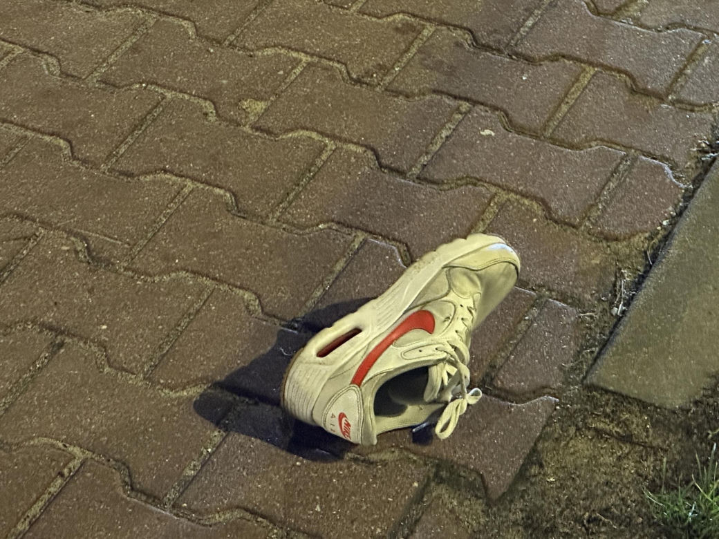  Osobówka runęła z wysokiej skarpy. Autem podróżowało pięć osób. Są ranni!