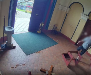 Złamał księdzu szczękę