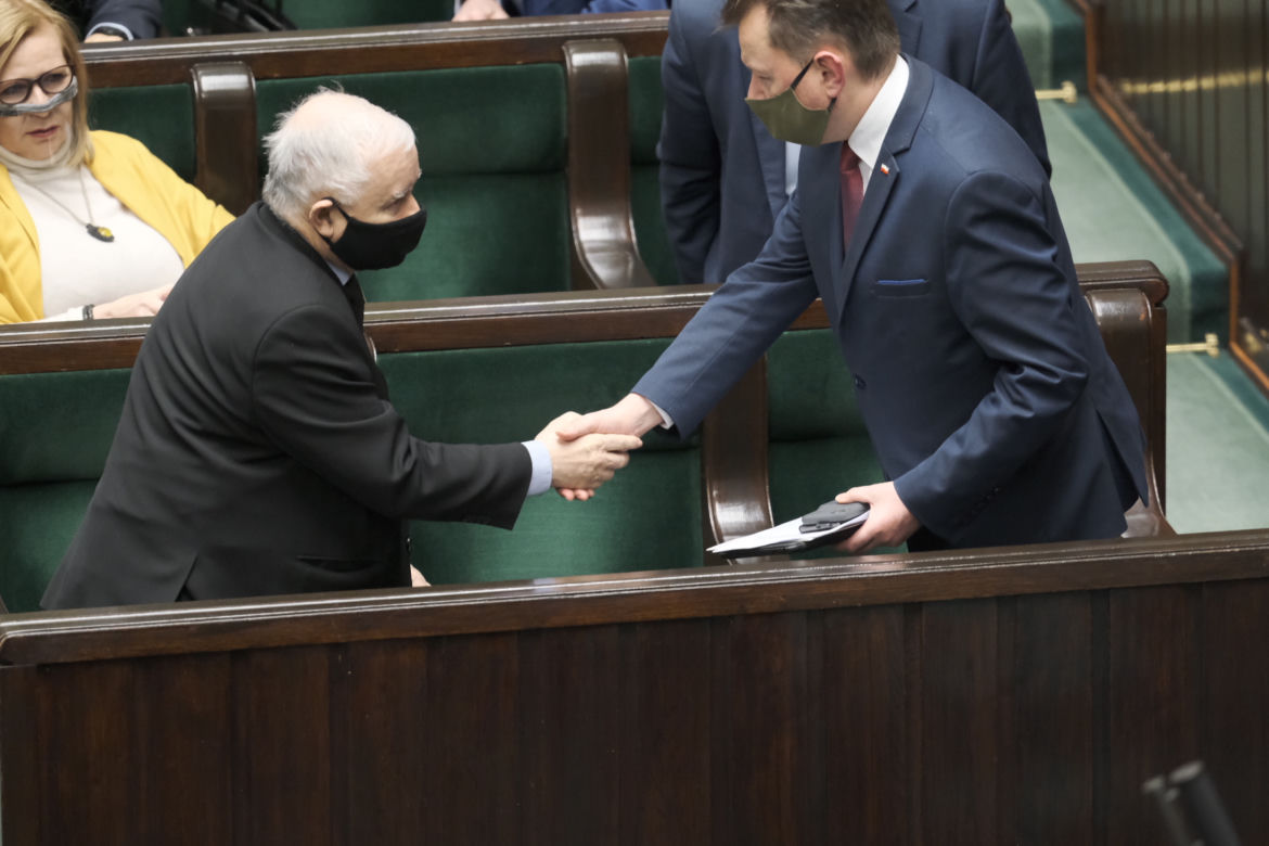 kaczyński w sejmie podpisuje książkę