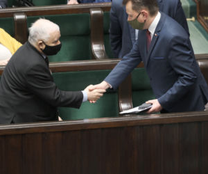 kaczyński w sejmie podpisuje książkę