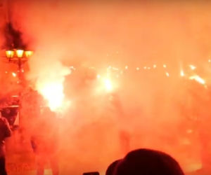 100-lecie Jagiellonii Białystok. Setki rac na Rynku Kościuszki