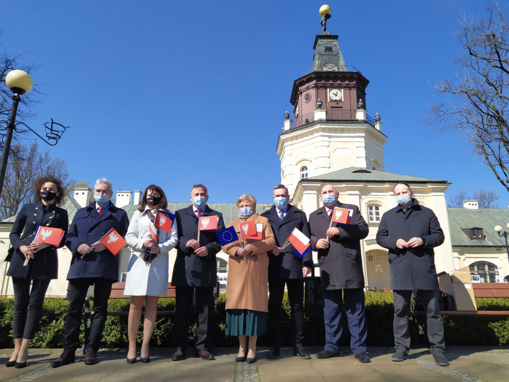 Zawieszenie flagi województwa mazowieckiego na Skwerze Kościuszki w Siedlcach - 28.04.2021