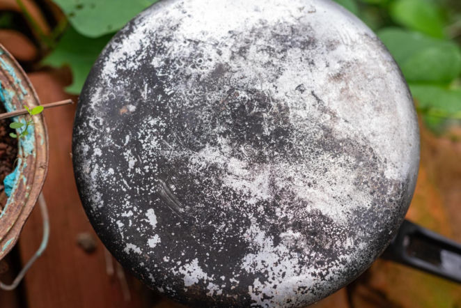 Brudny spód patelni znowu lśni. Domowy sposób z TikToka zastępuje szorowanie