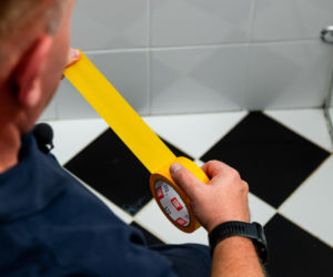 Jak poprawnie usunąć starą fugę i silikon oraz nałożyć nowy? Murator Remontuje