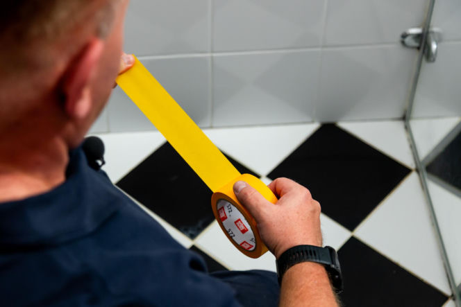 Jak poprawnie usunąć starą fugę i silikon oraz nałożyć nowy? Murator Remontuje