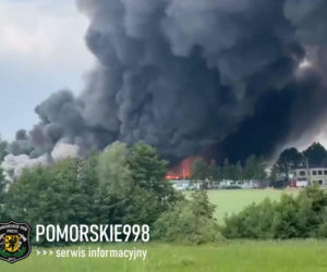 Wielka akcja służb w Charnowie. Pożar objął całą halę produkcyjną