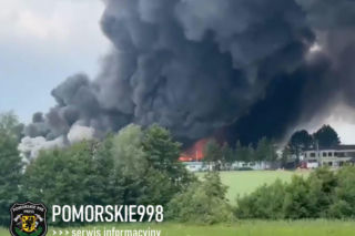 Wielka akcja służb w Charnowie. Pożar objął całą halę produkcyjną