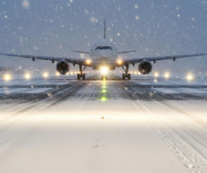 Opóźnione loty z Warszawy. Samoloty pod lodem