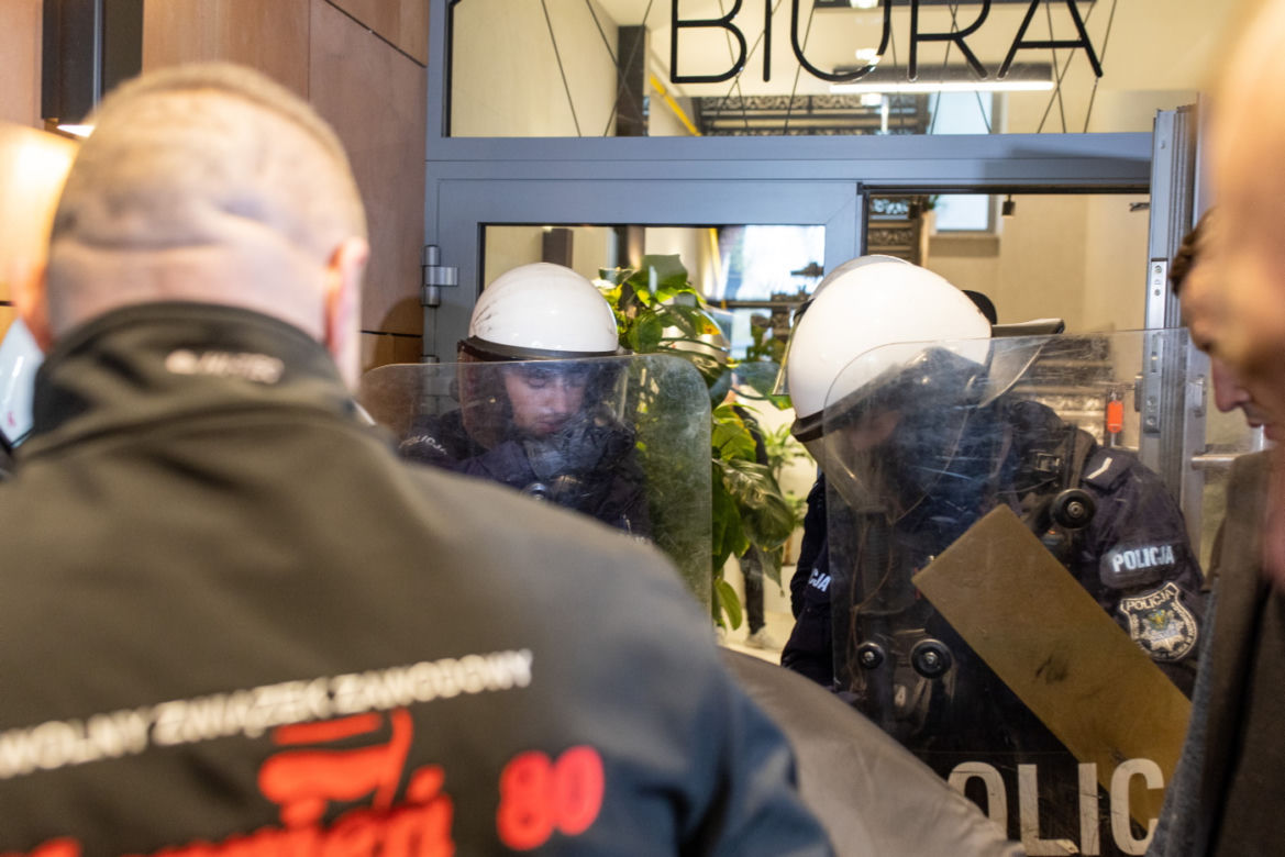 Protest górników pod biurem Morawieckiego w Katowicach. Związkowcy starli się z policją