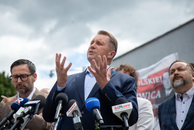 Przemysław Czarnek i Daniel Obajtek protestują przed „Solino”