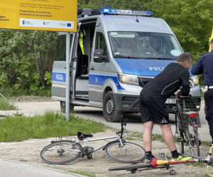 Czołowe zderzenie rowerzystów w Warszawie. Cyklista trafił do szpitala