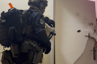 Gang krakowskich pseudokibiców rozbity. W akcji wzięło udział blisko 100 policjantów 