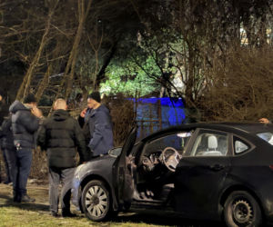 Kryminalni i technicy w białych kombinezonach na Mokotowie. Co się stalo?