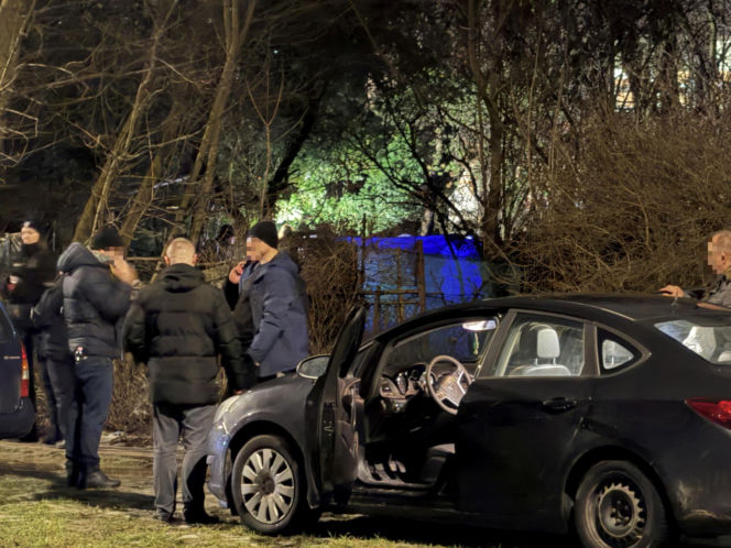 Kryminalni i technicy w białych kombinezonach na Mokotowie. Co się stalo?