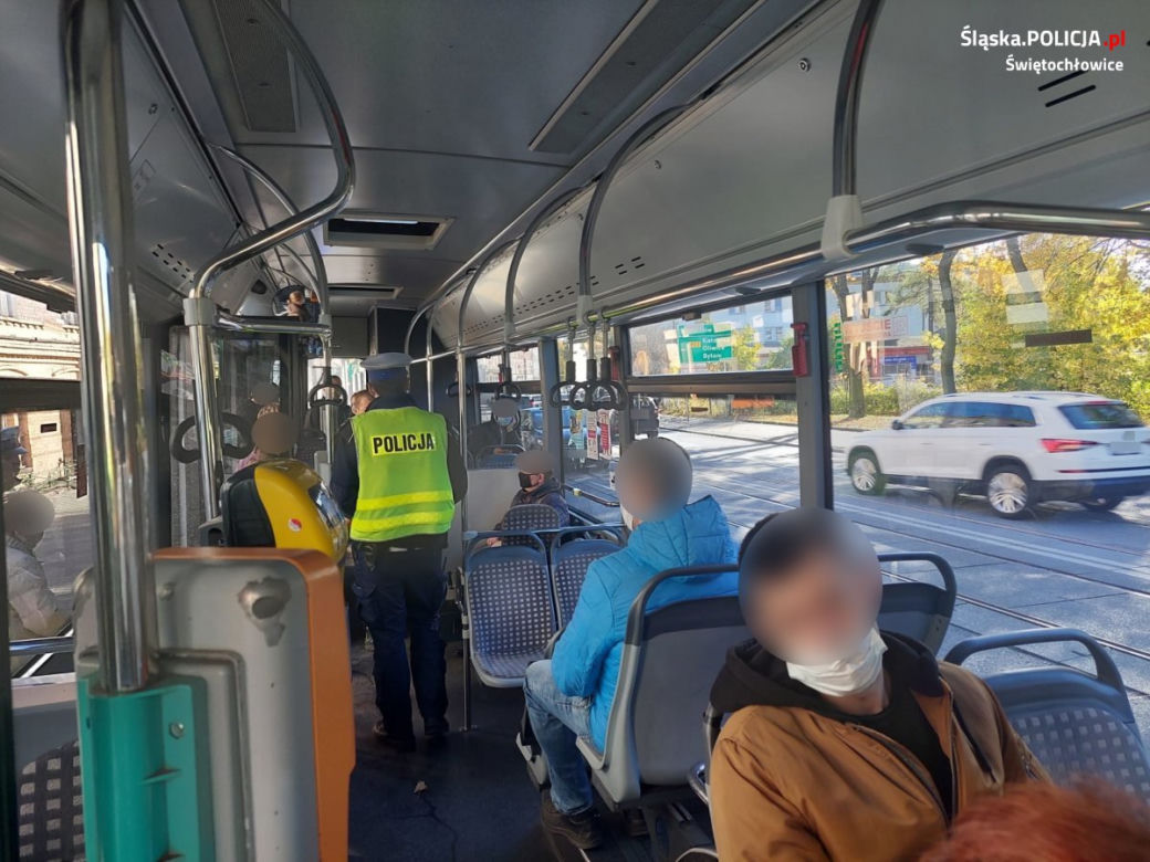 W Chorzowie i Świętochłowicach ruszyły zmasowane kontrole policji. Chodzi o maseczki w autobusach [ZDJĘCIA]