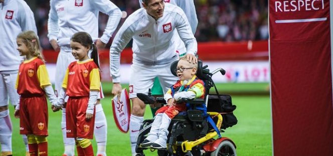 Franek Trzęsowski - kim jest chłopiec na wózku, który wyprowadził Lewego na murawę? 
