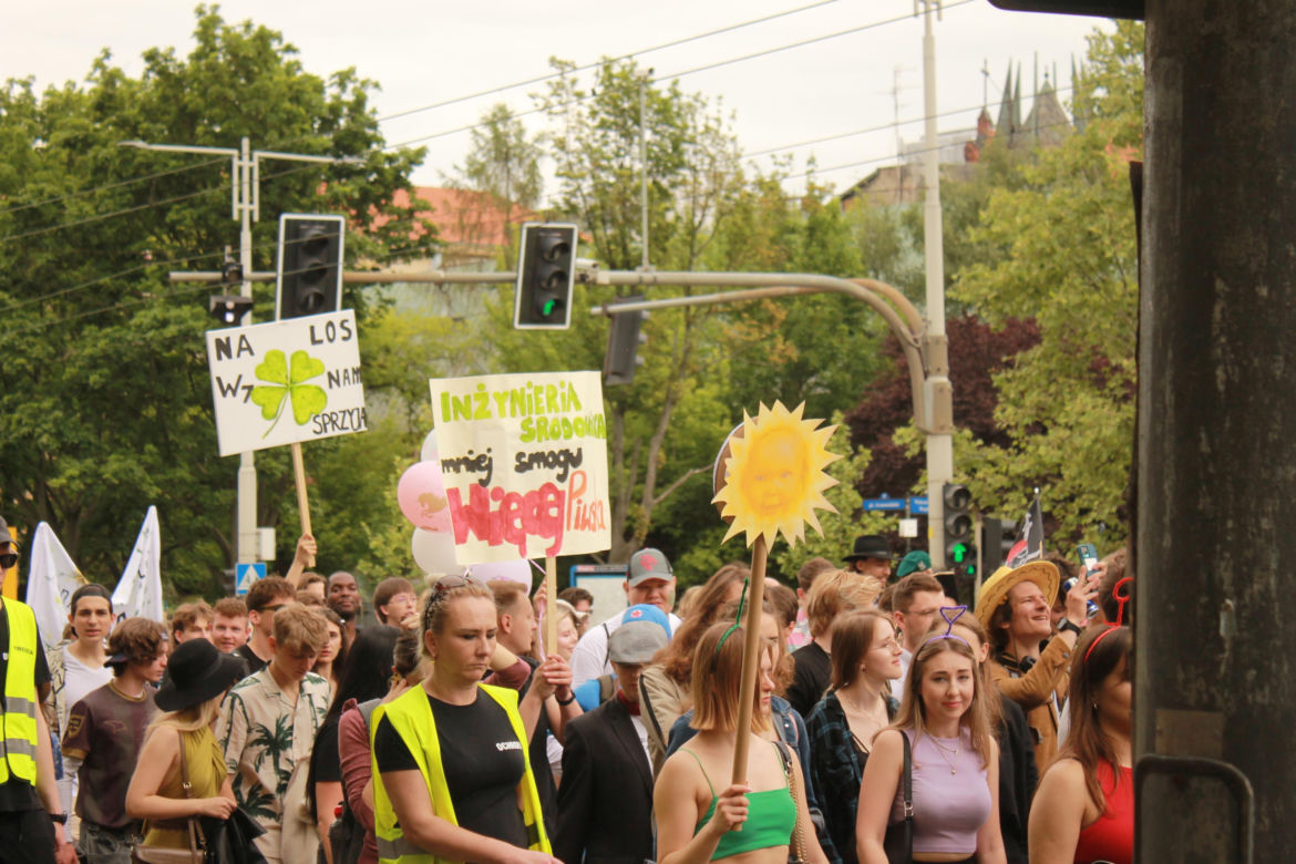 Studenci opanowali Wrocław. Pochód juwenaliowy przeszedł ulicami miasta. Było śpiewająco! [ZDJĘCIA]