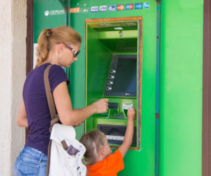 Przecież masz kartę. Jak wytłumaczyć dziecku, że pieniądze mają limit