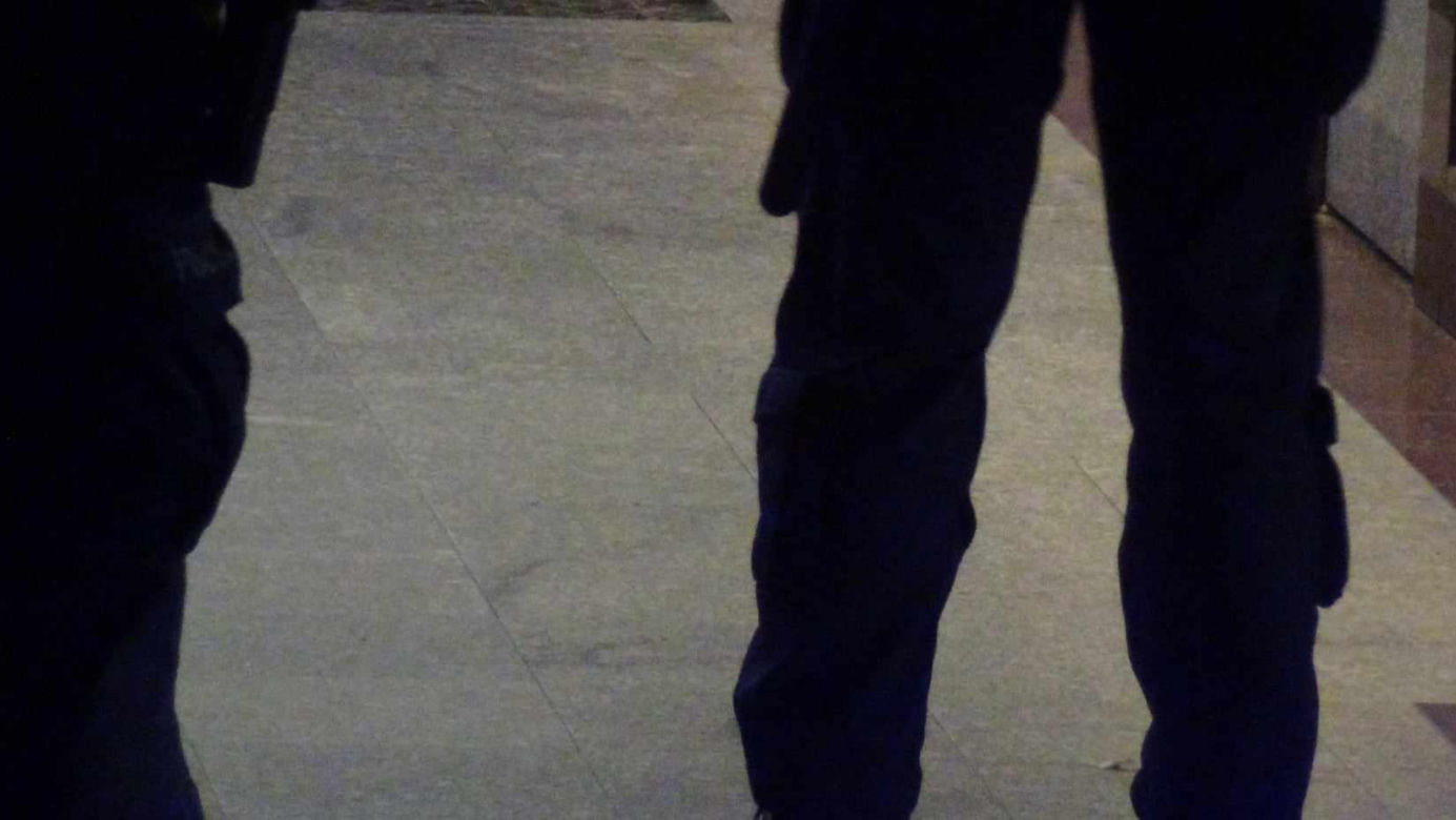 Atak nożownika na Woli. Ranny przebiegł kilkaset metrów i padł na ziemię. Zatrzymali jedną osobę, trwa akcja policji