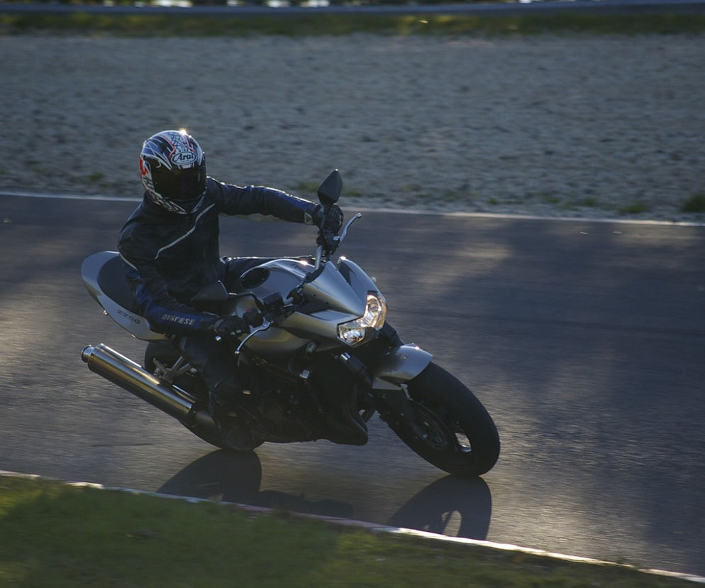 Jadąc na motorze nie zauważył, że... zgubił pasażerkę. 20-latka cała połamana. Szok!