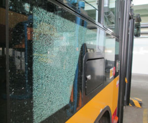 W wyniku strzałów w autobusie wybite zostały szyby