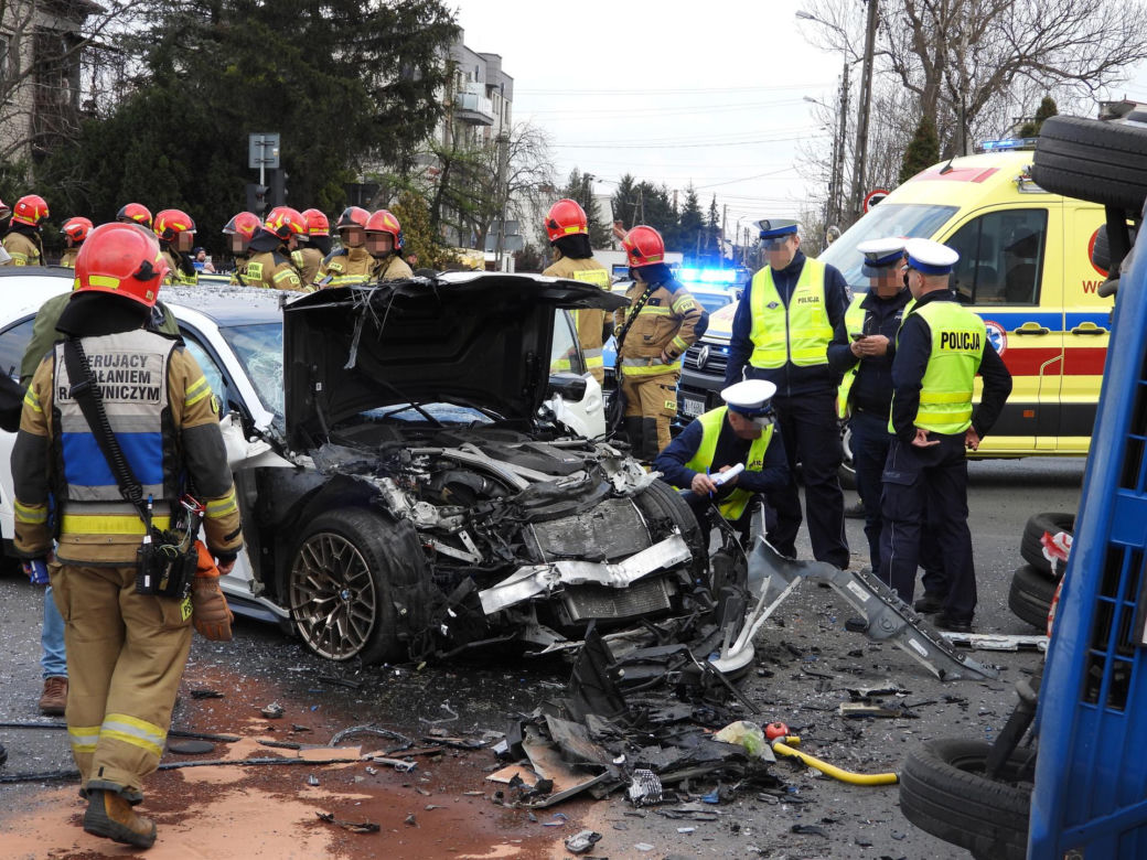 Wypadek w Markach. Autobus zderzył się z osobówką. Jest wielu rannych!