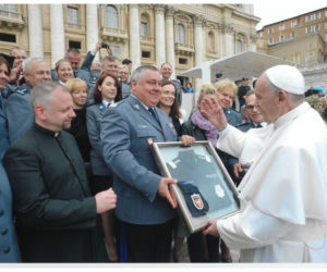 Selfie z Franciszkiem? Małopolscy policjanci na audiencji w Watykanie