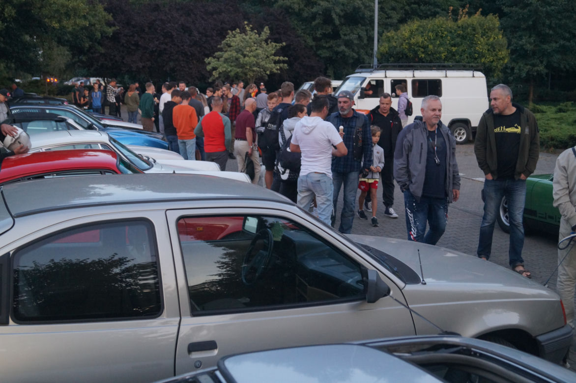 Bydgoskie Klasyki Nocą. Wyjątkowe auta zaparkowały pod Trobydem [ZDJĘCIA]