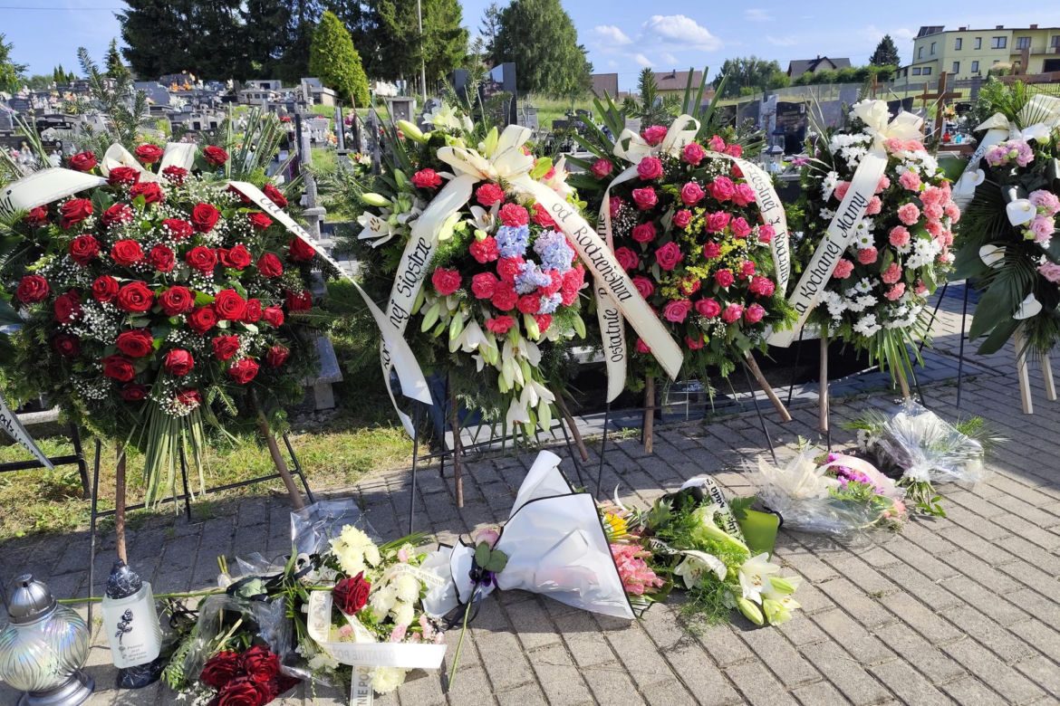 Kolorowe kwiaty i morze łez na pogrzebie Katarzyny z Raby Wyżnej. Zazdrosny mąż zabił ją 10 metrów od domu