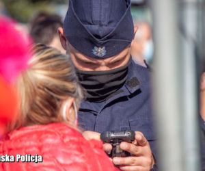 Policjanci sprawdzają czy nosimy maseczki.