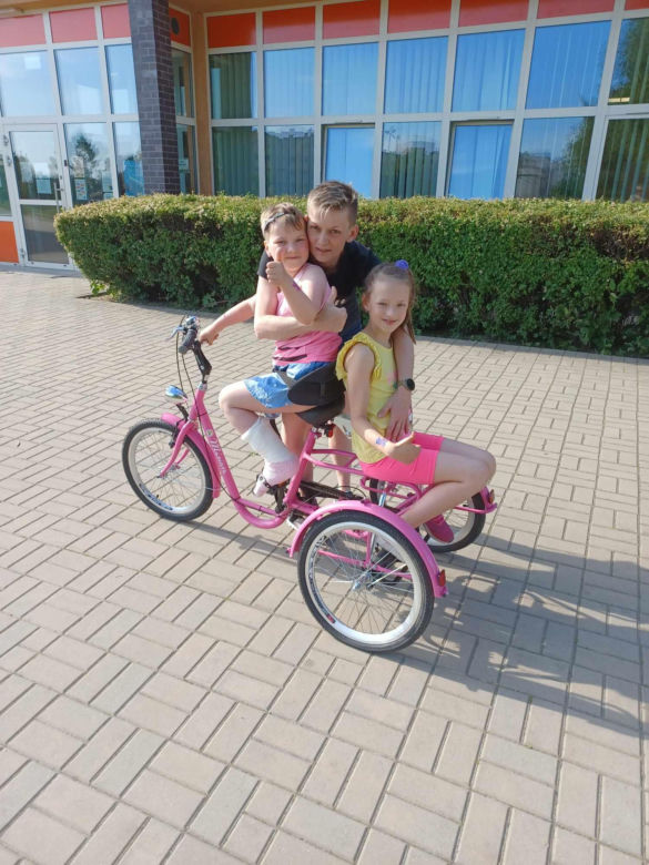 Ogromny krzyż przygniótł 5-letnią Marysię i wciąż nikt go nie usunął! Ksiądz wyjaśnia: "Tak robi się na wszystkich cmentarzach"