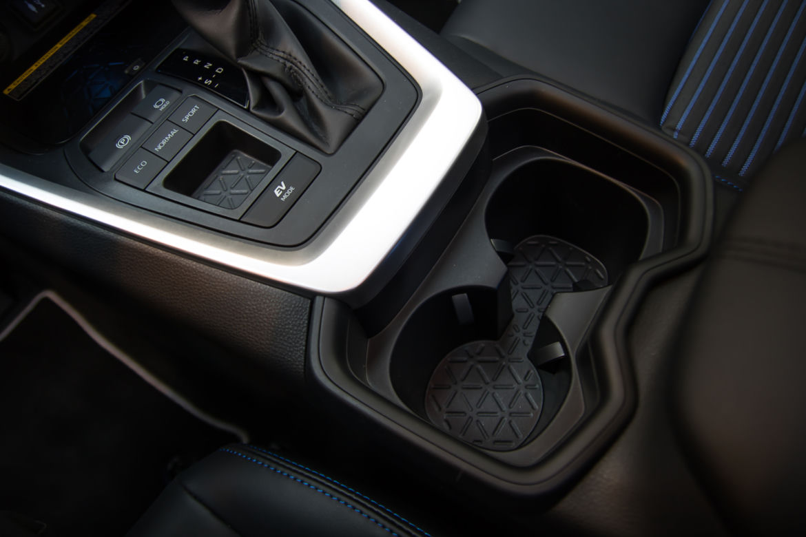 2019 Toyota RAV4 Hybrid - wnętrze piątej generacji SUV-a